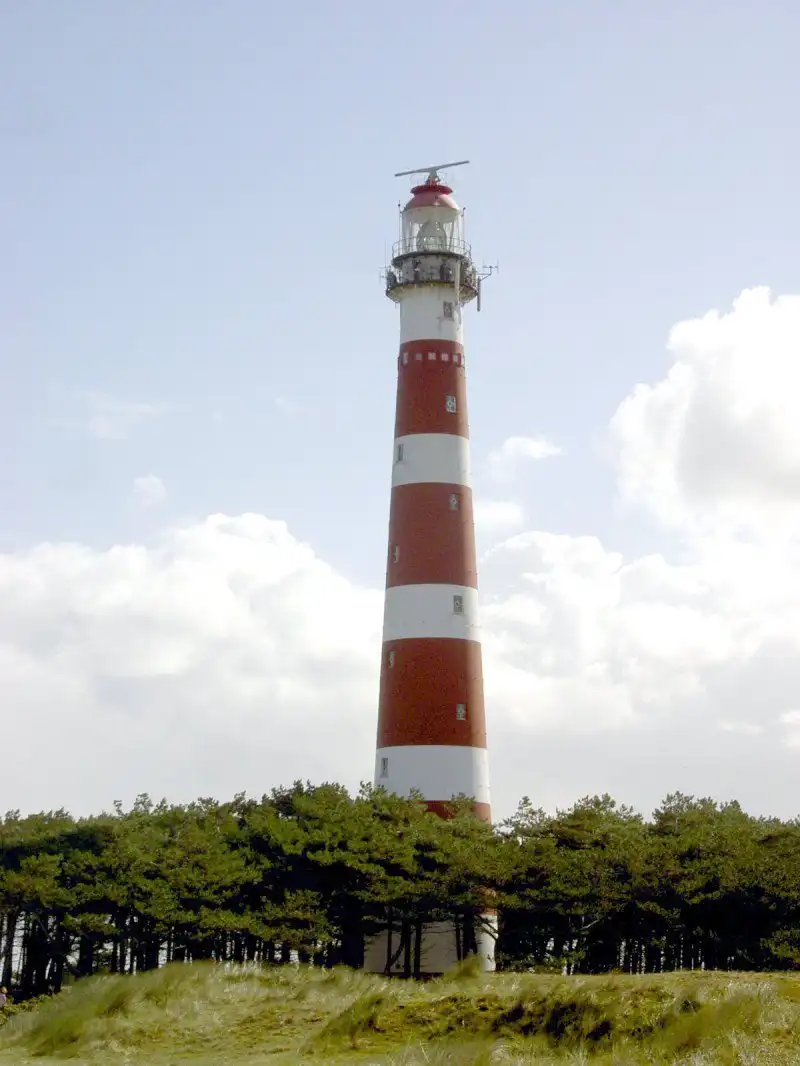 De vuurtoren staat in een van de dorpen op Ameland; Hollum