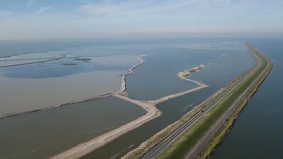 Het Markermeer ontstaan uit de Zuiderzee na de Afsluitdijk van 1932 - gescheiden van het IJsselmeer door de Houtribdijk en nu thuis van de Marker Wadden