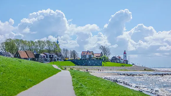 De verbinding Enkhuizen naar Urk is bijzonder populair onder dagtoeristen die het authentieke vissersdorp willen bezoeken