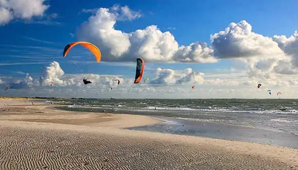 De omstandigheden van het weer op Vlieland zijn erg geschikt voor kitesurfen