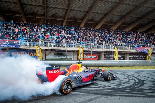 Max Verstappen in actie op het Zandvoort F1 circuit