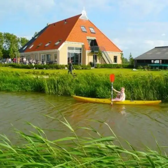 Prachtig gelegen groepsaccommodatie voor 16 personen in Friesland. | vakantiehuis Terschelling | HeerlijkeHuisjes