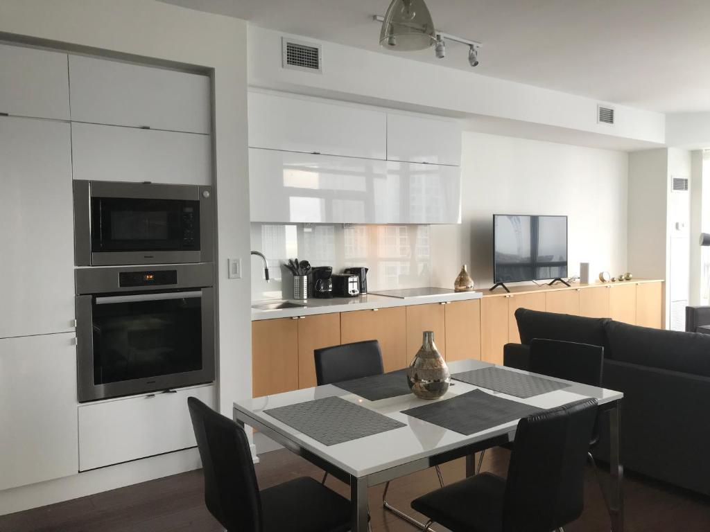 Toronto Downtown Luxurious Stylish 3 Bedroom 3 Bath 2 Balconies near Rogers Centre lakeview condo