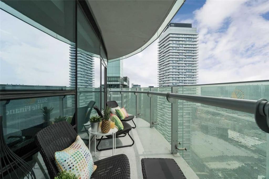 NEW Superior Lakeview Luxury 3-Bedroom Suite on 48 Floor