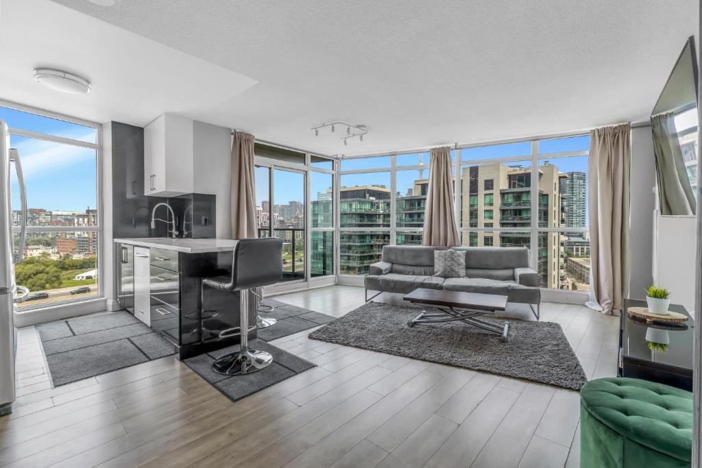 Amazing 2 Bedroom Waterfront Condo Downtown with Parking