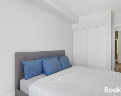 2bedroom CN TOWER and WATER VIEWS – Free Parking – rooftop pool
