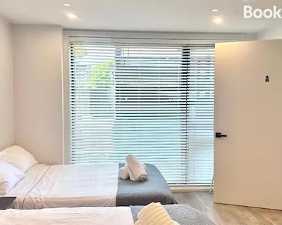New Suite With Private Bathroom 8 Mins To Ubc