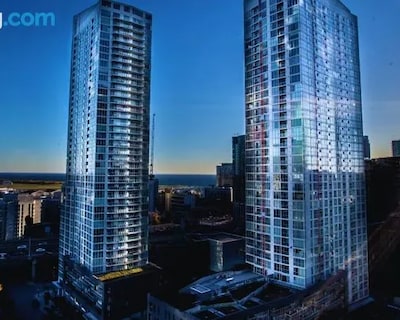 Stunning 2 Bdrms With Lake View