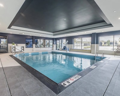 Holiday Inn Express & Suites – Toronto Airport South, an IHG Hotel