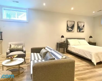One Deluxe Bedroom Suite in Midtown
