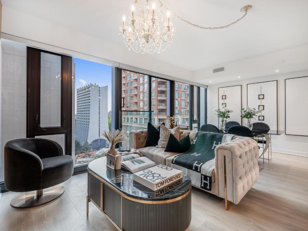 Yorkville Plaza Suites – Pool & Hot Tub