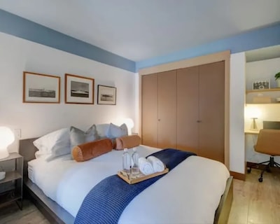 Royal Navy Suite: Modern Flat In Heart Of Victoria