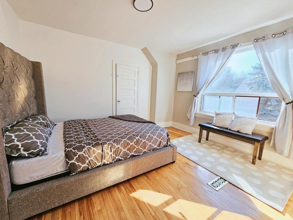 Downtown Toronto 3 Bedrooms – 1 Free Parking