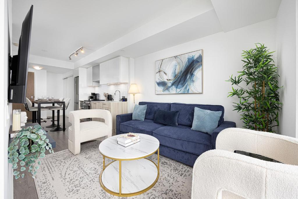 Luxury and Spacious Suite Steps To Eaton Center
