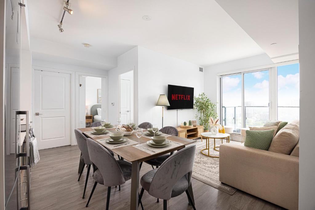 Luxury & Modern Suite – Right by Dundas Square