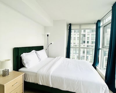 CN Tower view suite with free Parking