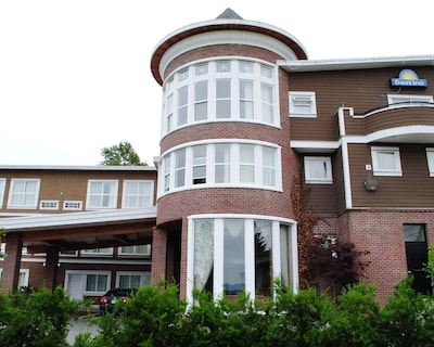 Days Inn by Wyndham Surrey