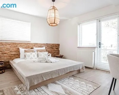 Marley’s Beachhouse – Luxury Guest Room with balcony