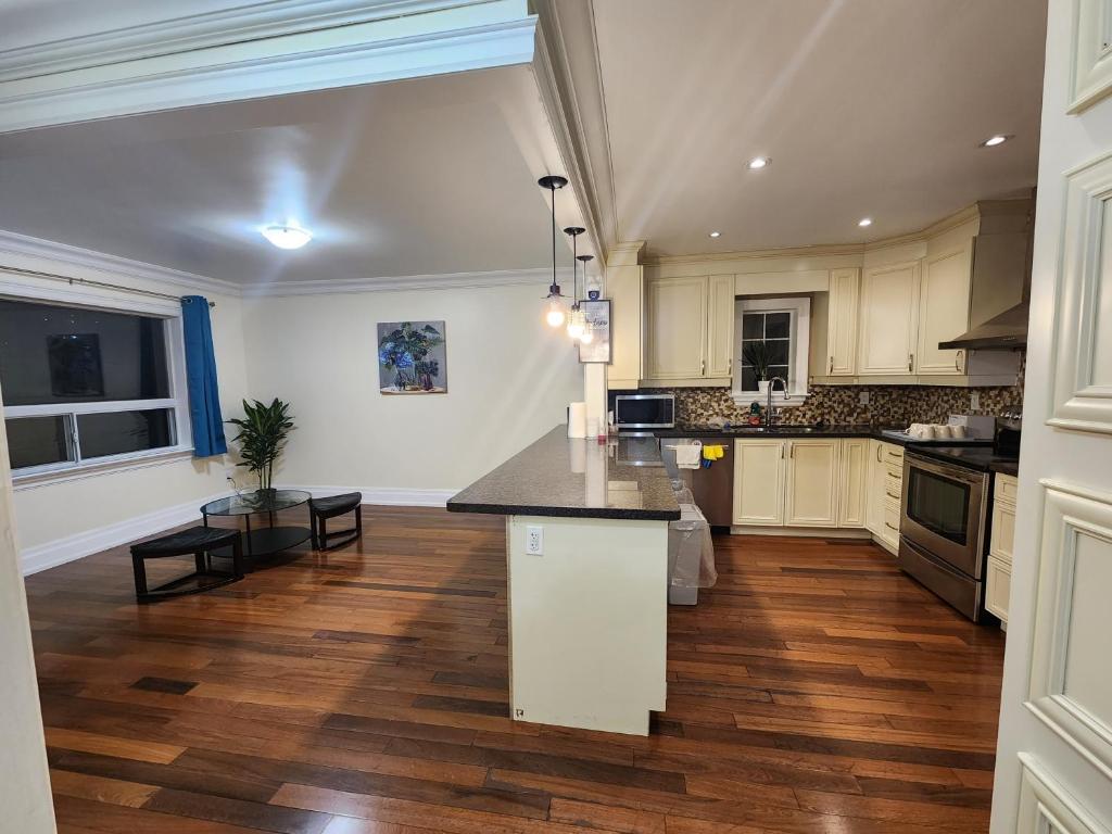 Toronto Uptown 3 – Bus to Downtown