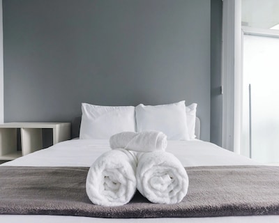 Lakefront 2 Bed 2 Bath Downtown Toronto W/parking