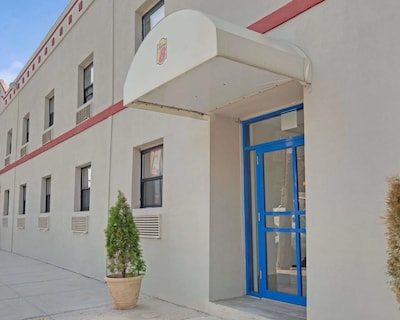 Super 8 by Wyndham Long Island City LGA Hotel