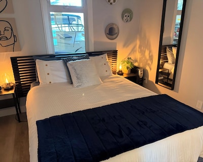 Floating Retreat – Unique & Modern! Mins From The Seabus & Downtown Vancouver!