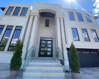 Comfortable Room in Toronto next to Yorkdale mall