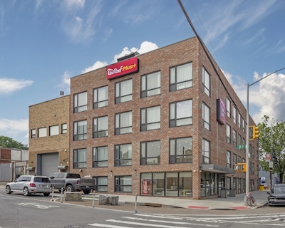Red Roof PLUS+ Brooklyn – 3rd Ave
