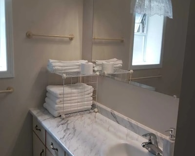 Spacious 2-bedroom Suite With A Free Parking Space