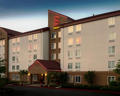 Red Roof PLUS+ Long Island – Garden City