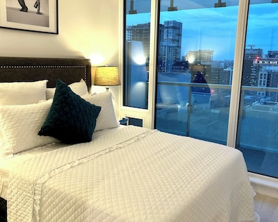 Luxury 1 Bedroom Plus Den In The Heart Of Downtown Toronto