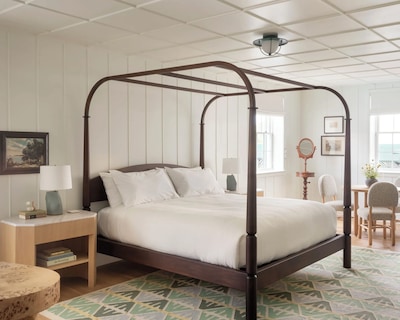 Canoe Place Inn And Cottages