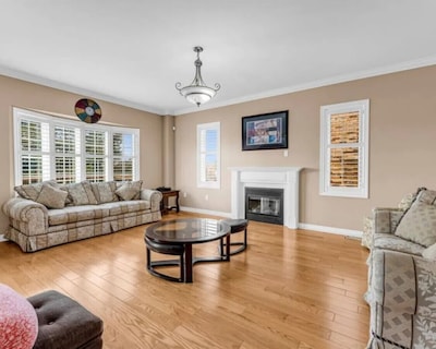 Luxury Mansion by Toronto & YYZ I Large Backyard