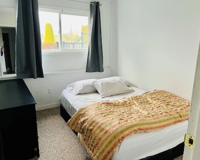 Bright & Centrally Located Grd Lvl Suite 2bdm1btm. All Attraction Within 15 Mins