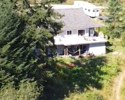 Cozy Lakeside Retreat