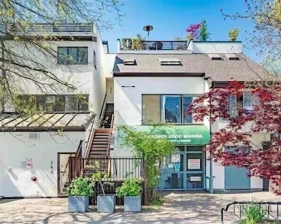 Vancouver Waterfront 1480sf 2br Townhome With Deck