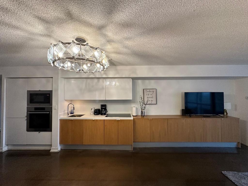 Toronto Downtown Luxurious Stylish 3 Bedroom 3 Bath 2 Balconies near Rogers Centre lakeview condo