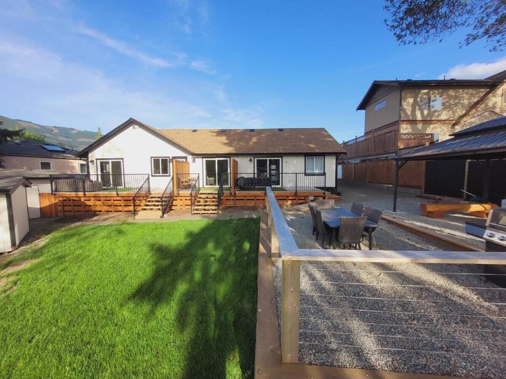 Cowichan Lake Cottages -Riverside