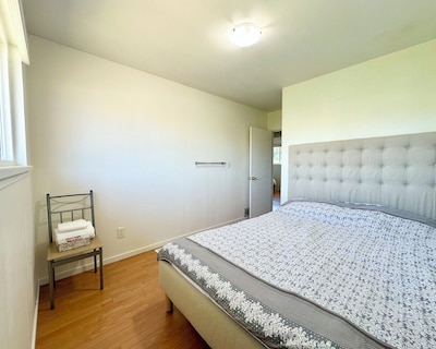 Beautiful Place 3 Bedrooms with Kitchen and Laundry Near Airport Transit & Mall