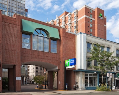 Holiday Inn Express Toronto Downtown By Ihg