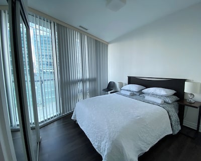 Million Dollars Cn Tower And Views – 2 Bedroom Suite With Parking And Balcony