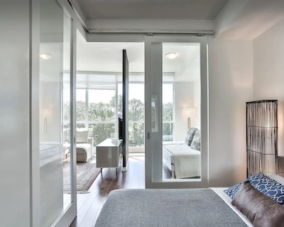 Cheerful And Artsy Condo In Downtown Toronto