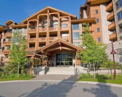 Spacious Suite In Whistler Slopeside Access To Creekside Gondola