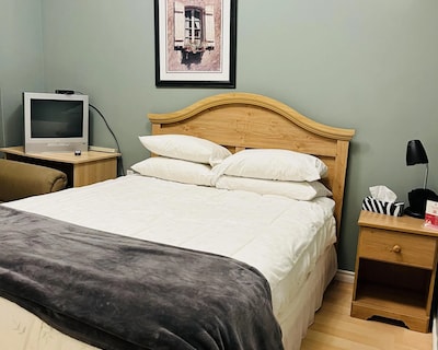Superior Queen Suite With Private Bathroom And Kitchenette In Toronto