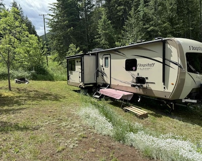 Large + Comfortable 2018 Trailer Near Kootenay Lake