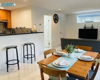 Adorable 2-bedroom Basement In Vancouver