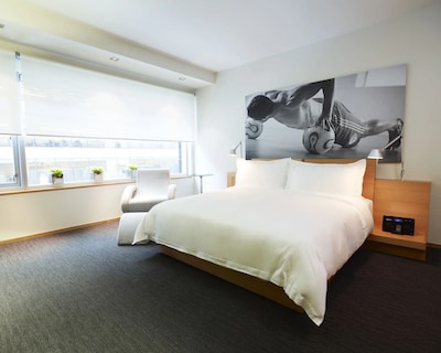 Le Germain Hotel Toronto Maple Leaf Square