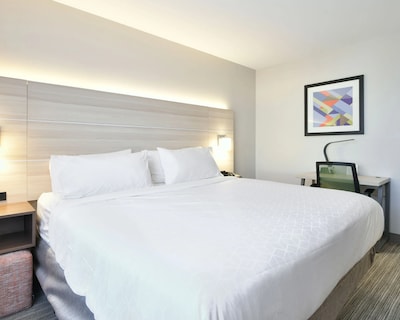 Holiday Inn Express Staten Island West