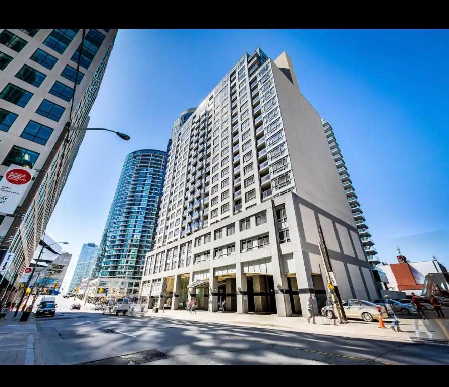 Core Downtown Toronto-3 Bedrooms-2 Bathrooms-Washrooms-Free Parking-CN Tower-Ripleys Museum-Blue Jays Stadium In front-Indoor Gym-Swimming Pool-Jacuzzi Sauna-Filter Drinking Water-WiFi