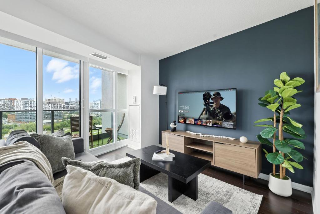 Serene Lakefront Stay Steps to Parks & Sights